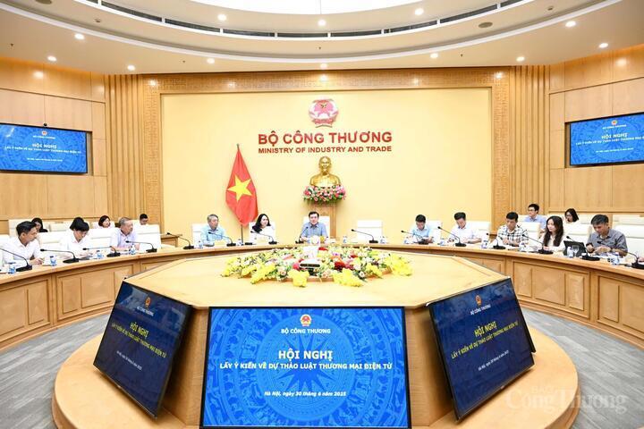 Hội nghị lấy ý kiến về Dự thảo Luật Thương mại điện tử. Ảnh: Cấn Dũng