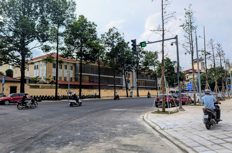 Hạ tầng bảo đảm giao thông được hoàn chỉnh, việc trồng mới cây xanh cũng đã được tiến hành. Ảnh: QL