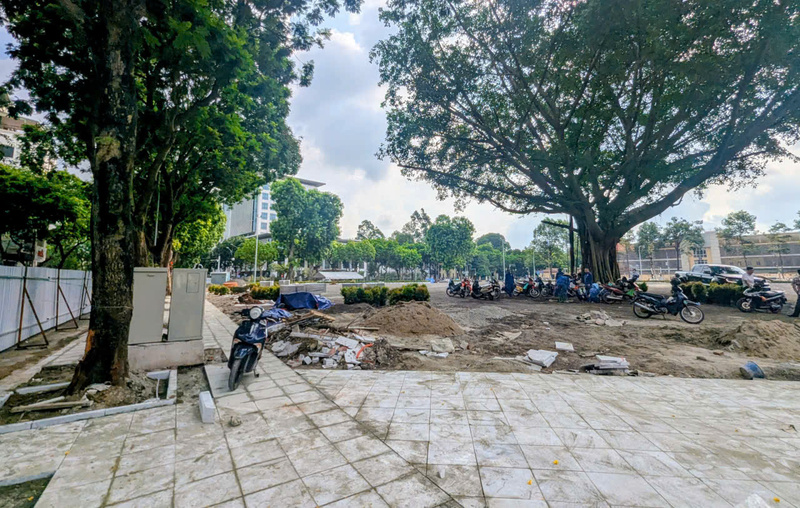 Khu đất sau khi phá dỡ công trình tại 61 phố Trần Phú đang được hoàn chỉnh hạ tầng. Các công nhân thi công ở đây cho biết, trước mắt dự kiến được dùng làm bãi đậu xe phục vụ cho dịp kỷ niệm 80 Cách mạng Tháng Tám và Quốc khánh 2/9. Ảnh: QL