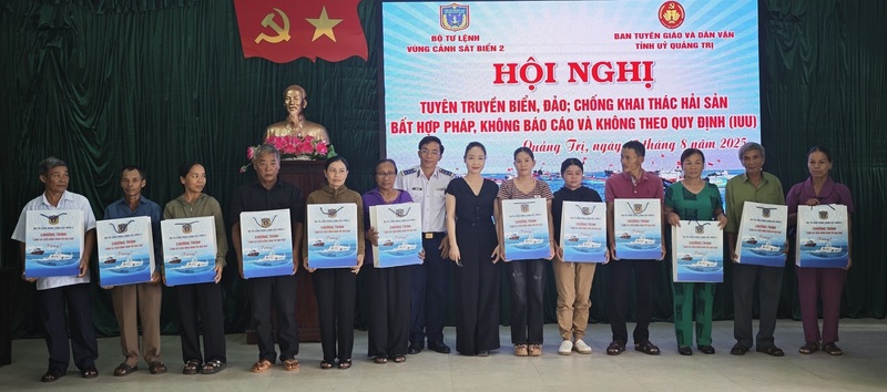 Bộ Tư lệnh Vùng Cảnh sát biển 2 tặng quà các gia đình chính sách, ngư dân có hoàn cảnh khó khăn xã Cửa Tùng, tỉnh Quảng Trị