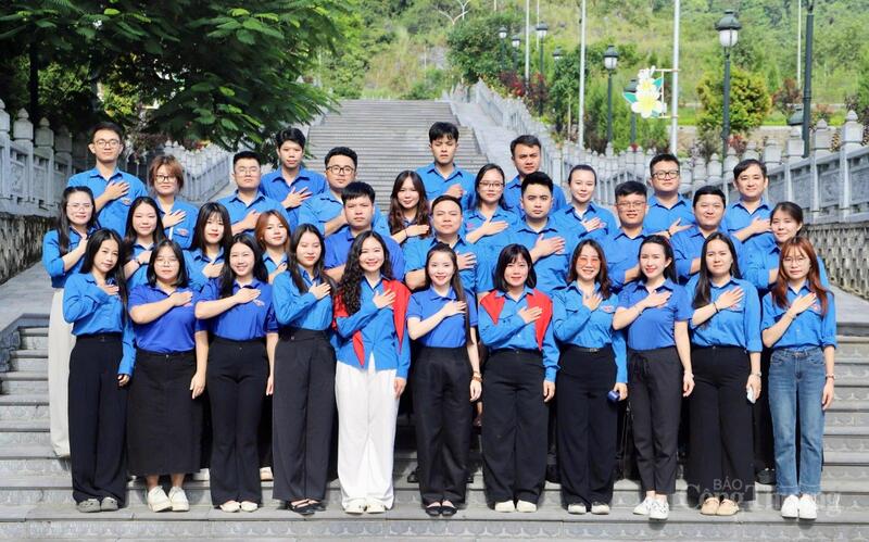 Đoàn công tác viếng Nghĩa trang liệt sỹ Quốc gia Vị Xuyên