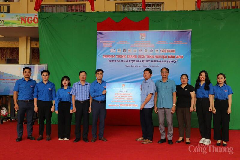 Đoàn công tác bàn giao 7 căn nhà mới cho các hộ đồng bào dân tộc thiểu số có hoàn cảnh đặc biệt khó khăn và trao tặng đồ dùng học tập, sản phẩm dinh dưỡng và nhu yếu phẩm cho 41 em học sinh người dân tộc thiểu số tại điểm trường Mã Lùng, xã Giáp Trung