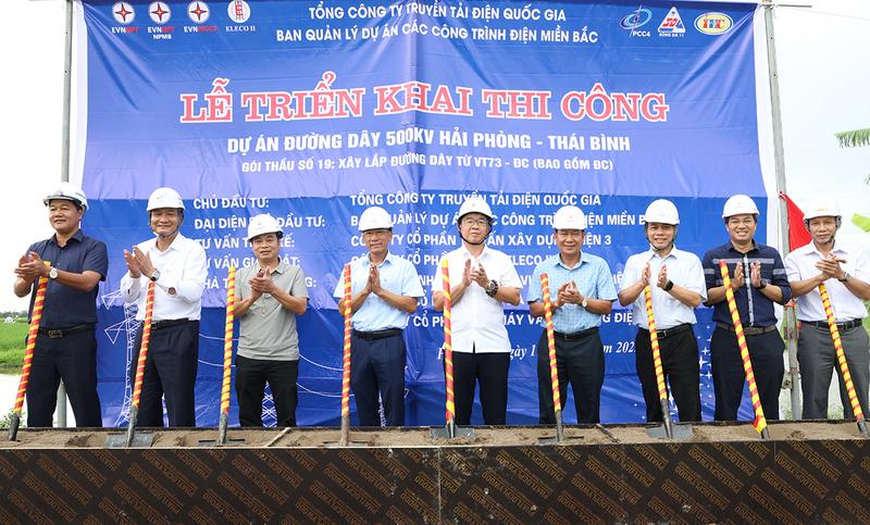 Các đại biểu thực hiện nghi thức khởi công dự án