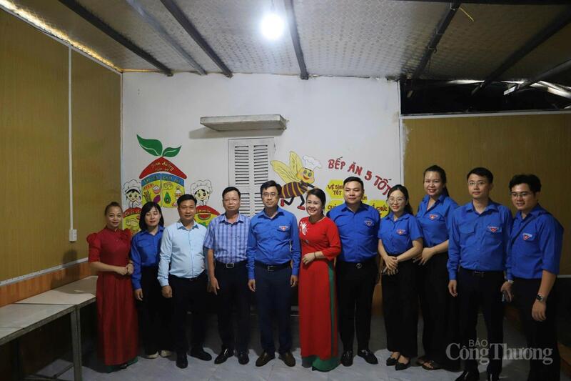 Đoàn công tác thăm công trình bếp ăn bán trú tại Trường Mầm non Yên Cường