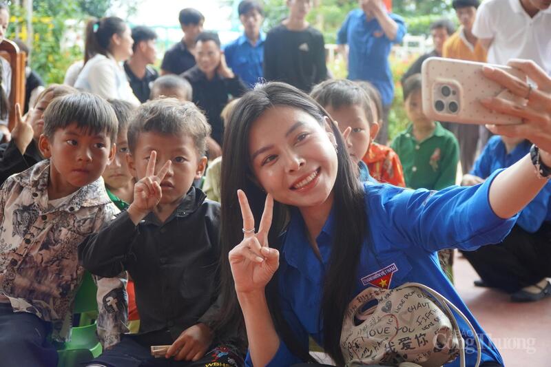 Các đoàn viên, thanh niên giao lưu cùng các em nhỏ tại xã Giáp Trung