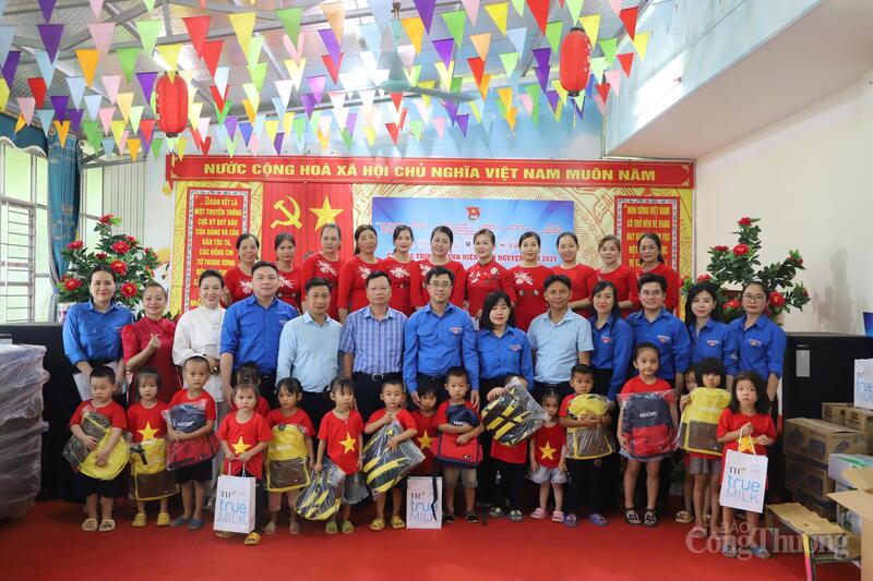 Đoàn công tác bàn giao các công trình nhà ở, bếp ăn bán trú và các phần quà cho các em học sinh tại xã Giáp Trung và xã Yên Cường