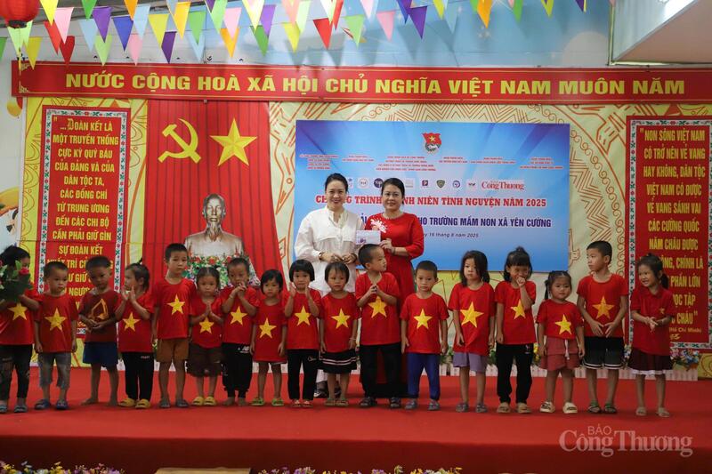 Các đơn vị, nhà tài trợ trao trực tiếp các phần quà cho các em học sinh tại Trường Mầm non Yên Cường