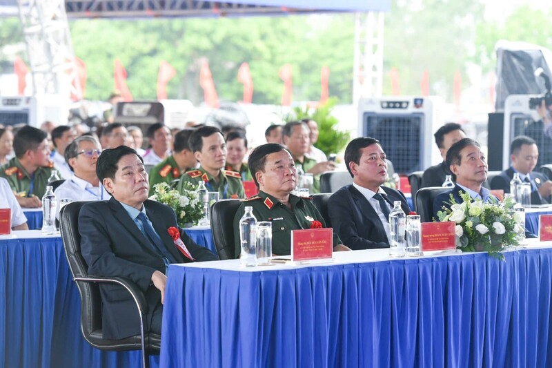 Các đại biểu tham dự Lễ khởi công Dự án đầu tư xây dựng Cảng hàng không quốc tế Gia Bình