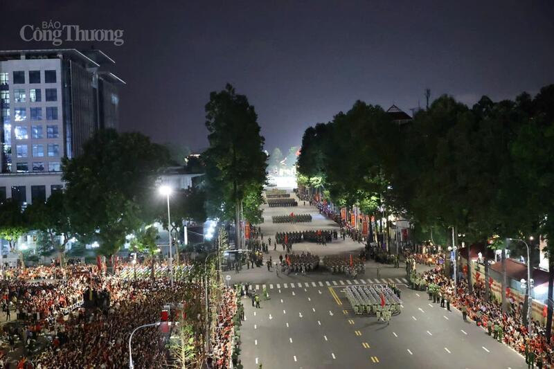 Khối cảnh sát cơ động, kỵ binh sau khi đi qua lễ đài, rẽ phải đi tuyến Lê Hồng Phong - Ngọc Hà, về vị trí tập kết tại Công viên Bách Thảo