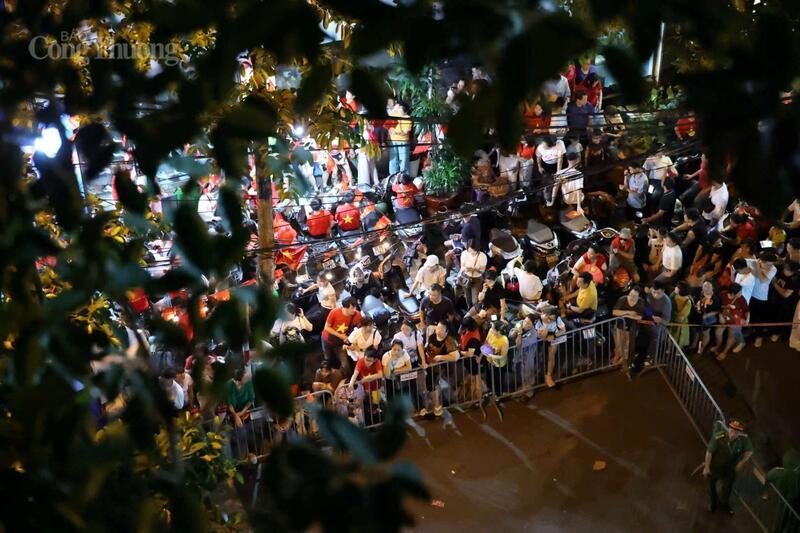 Người dân có thể theo dõi sự kiện tại các tuyến phố đoàn diễu binh, diễu hành đi qua và qua màn hình Led được lắp đặt tại nhiều tuyến phố trên địa bàn thành phố.