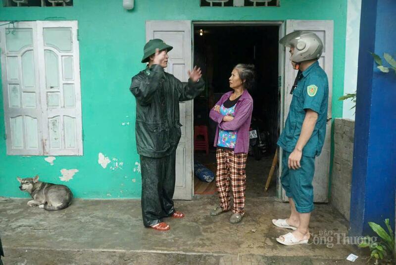 Khẩn trương tuyên truyền, vận động người dân nhanh chóng di chuyển đến nơi tránh trú an toàn, theo sự sắp xếp của cơ quan chức năng