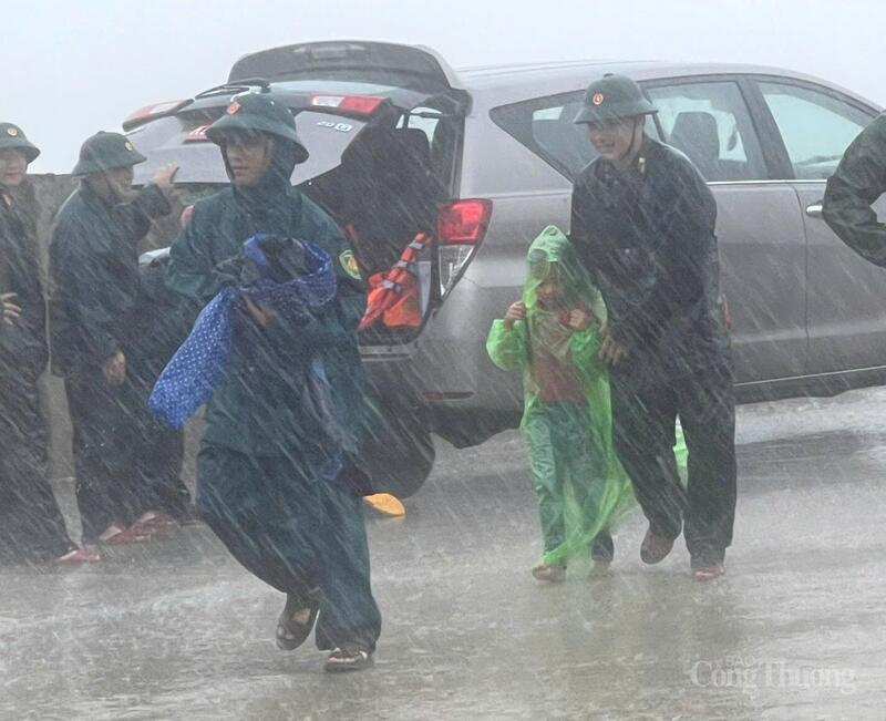 Bất chấp mưa to, gió lớn, lực lượng chức năng nỗ lực di dời khẩn cấp người dân tại xã Nghi Sơn, tỉnh Thanh Hóa đến nơi an toàn trong sáng ngày 25/8