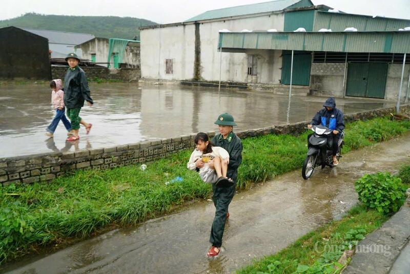 Khẩn trương di dời người đến nơi an toàn trước khi bão số 5 đổ bộ