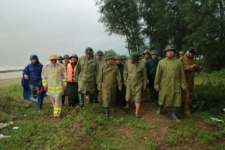 Phó Thủ tướng đi thị sát, kiểm tra một số tuyến đê biển xung yếu - Ảnh: VGP/Minh Khôi