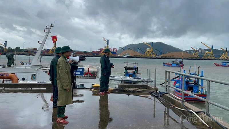 Lực lượng chức năng kiểm tra tàu thuyền tại xã Nghi Sơn, đảm bảo mọi phương tiện được an toàn