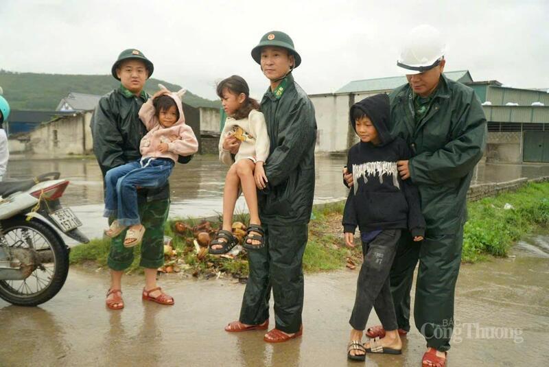 Trẻ em được cán bộ biên phòng Của khẩu Cảng Nghi Sơn di chuyển đến nơi an toàn