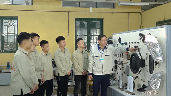 Đào tạo nghề công nghệ ô tô tại một trường ở Lạng Sơn. Ảnh: Anh Tuấn