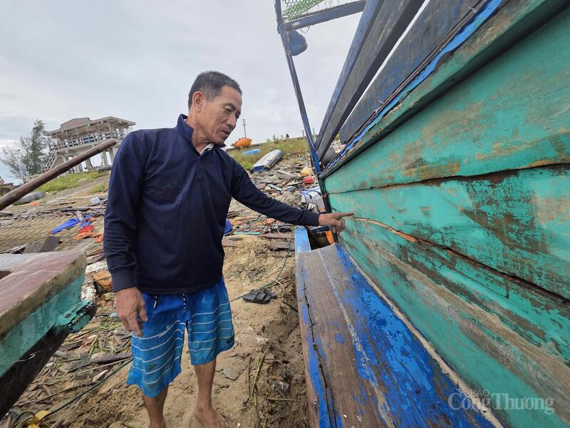 Đau xót nhìn tàu bị hư hỏng, ông Nguyễn Tiến Dần (thôn Phúc Hải) cho biết, bão số 5 đã khiến tàu của ông bị hỏng lưới, chân vịt, thuyền bị vỡ đáy. Thời điểm bão đổ bộ có sóng lớn đánh dồn dập khiến tàu chìm, ngâm trong nước lũ.