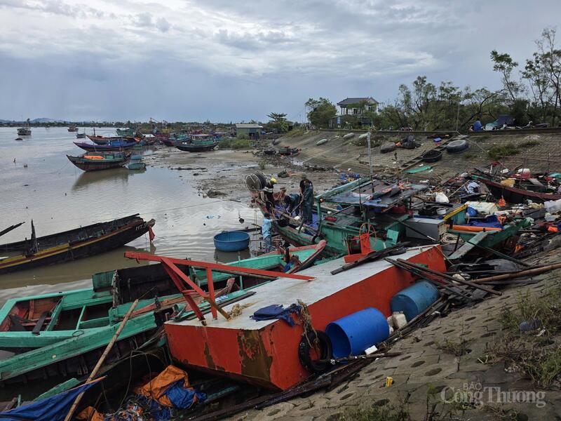 Ngư dân và lực lượng chức năng trục vớt thuyền bị chìm