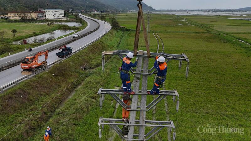 Đội xung kích Công ty Điện lực Bắc Ninh đang dựng lại cột và kéo dây các vị trí cột trung thế bị gãy đổ tại khu vực Hồng Lĩnh (Hà Tĩnh)
