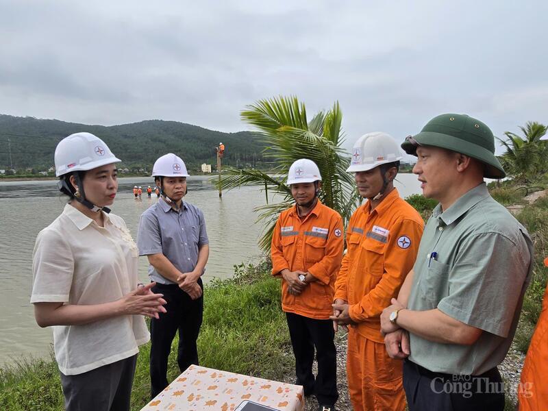 Chủ tịch HĐTV EVNNPC Đỗ Nguyệt Ánh thăm hỏi động viên, tặng quà cho người lao động tại điểm xung yếu Nghi Sơn (Thanh Hóa)