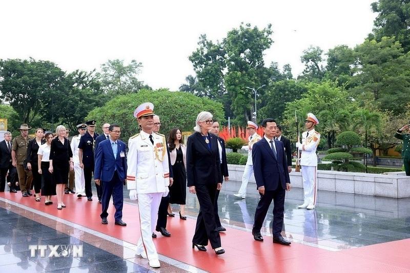 Toàn quyền Australia Sam Mostyn và Phu quân cùng đoàn đại biểu Australia đặt hoa tại Đài tưởng niệm các Anh hùng liệt sỹ trên đường Bắc Sơn, Hà Nội. Ảnh: Tuấn Anh/TTXVN