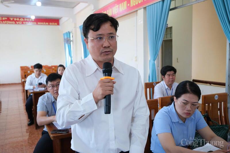 Ông Hồ Hữu Hiếu, Trưởng phòng Kinh tế xã Hiệp Thạnh báo cáo tại buổi làm việc.