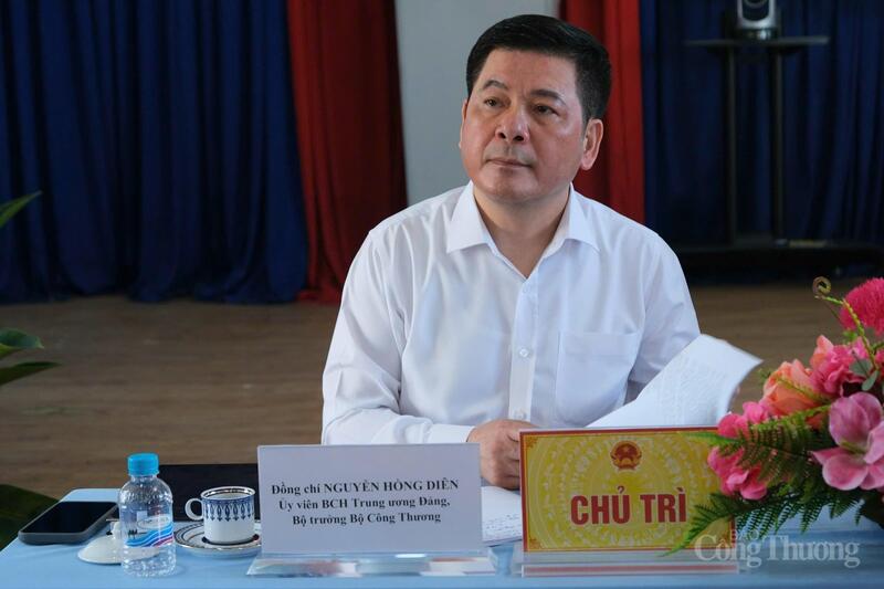 Đồng chí Nguyễn Hồng Diên - Ủy viên Ban Chấp hành Trung ương Đảng, Bộ trưởng Bộ Công Thương chủ trì buổi làm việc.