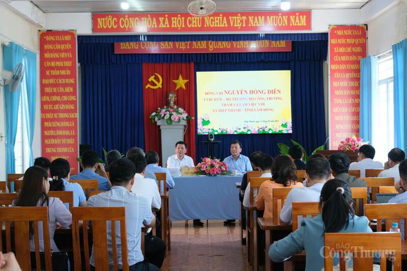 Bộ trưởng Bộ Công Thương Nguyễn Hồng Diên thăm và làm việc với xã Hiệp Thạnh (tỉnh Lâm Đồng). Ảnh: Lê Sơn