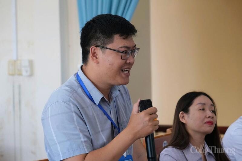 Ông Nguyễn Tiến Đạt, Chuyên viên Phòng Kinh tế xã Hiệp Thạnh báo cáo tại buổi làm việc.