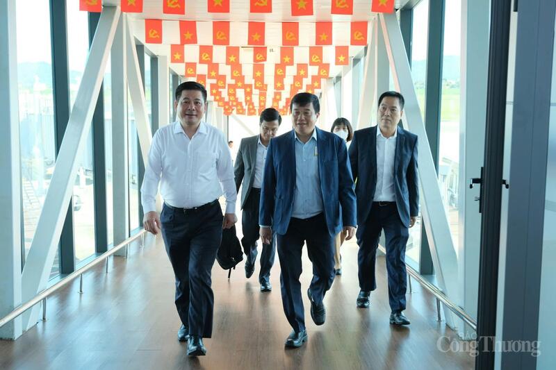 Lãnh đạo tỉnh Lâm Đồng đón đoàn công tác của Bộ Công Thương tại sân bay Liên Khương.