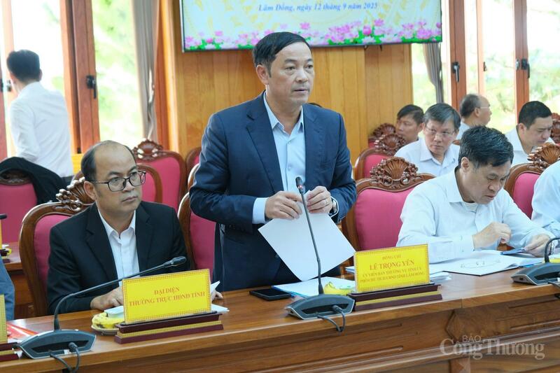 Đồng chí Lê Trọng Yên, Phó Chủ tịch UBND tỉnh Lâm Đồng báo cáo tình hình thực hiện kế hoạch phát triển công nghiệp, thương mại 8 tháng đầu năm 2025 và nhiệm vụ, giải pháp những tháng cuối năm. Ảnh: Lê Sơn