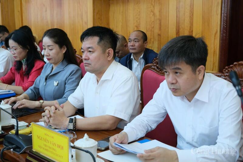 Các đại biểu nghe báo cáo về tình hình thực hiện kế hoạch phát triển công nghiệp, thương mại 8 tháng đầu năm 2025 và nhiệm vụ, giải pháp những tháng cuối năm.