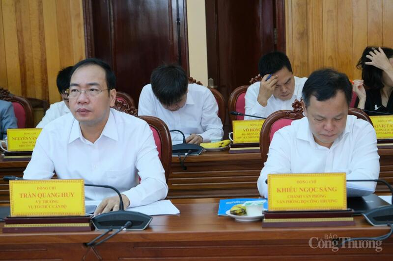 Đồng chí Trần Quang Huy, Vụ trưởng Vụ Tổ chức cán bộ (trái) và đồng chí Khiếu Ngọc Sáng, Chánh văn phòng Bộ Công Thương.