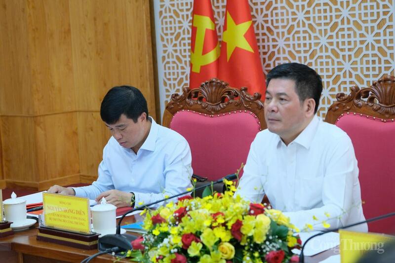 Đồng chí Nguyễn Hồng Diên - Ủy viên Ban Chấp hành Trung ương Đảng, Bộ trưởng Bộ Công Thương (bên phải). Ảnh: Lê Sơn