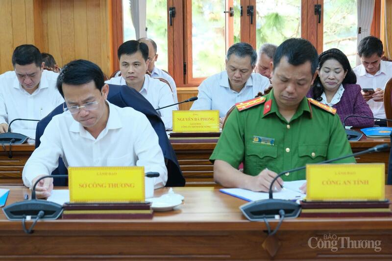 Lãnh đạo Sở Công Thương và Công an tỉnh Lâm Đồng.
