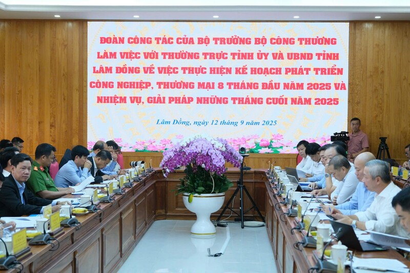 Bộ Công Thương làm việc với Thường trực Tỉnh ủy và UBND tỉnh Lâm Đồng về tình hình thực hiện kế hoạch phát triển công nghiệp, thương mại 8 tháng đầu năm 2025 và nhiệm vụ, giải pháp những tháng cuối năm. Ảnh: Lê Sơn