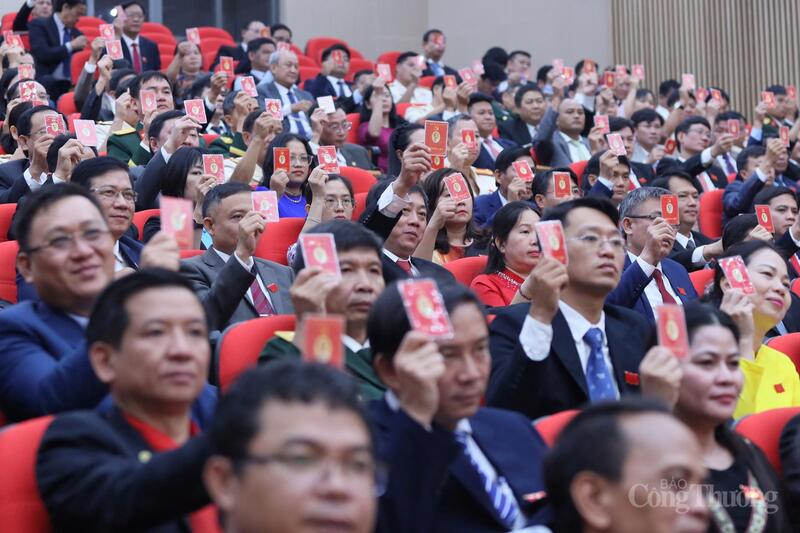 100% đại biểu tham dự biểu quyết tán thành thông qua Nghị quyết Đại hội.