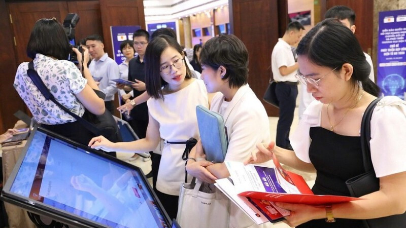 Đại biểu tại một diễn đàn trải nghiệm về chuyển đổi số. Ảnh: TTXVN