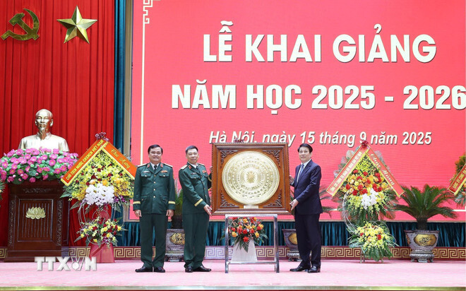 Chủ tịch nước Lương Cường tặng quà lưu niệm cho Học viện Quốc phòng. Ảnh: TTXVN