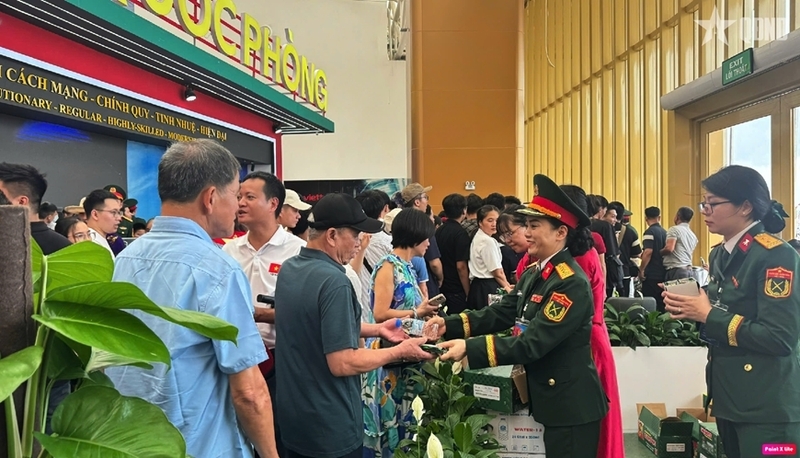 Quân đội phát nước, lương khô cho người dân tham quan Triển lãm A80. Ảnh: QĐND