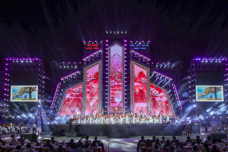 Tối 15/9, tại Trung tâm Triển lãm Việt Nam (Đông Anh, Hà Nội), Triển lãm Thành tựu Đất nước “80 năm Hành trình Độc lập - Tự do - Hạnh phúc” đã chính thức khép lại bằng chương trình nghệ thuật đặc biệt mang tên “Tôi yêu Tổ quốc tôi”.