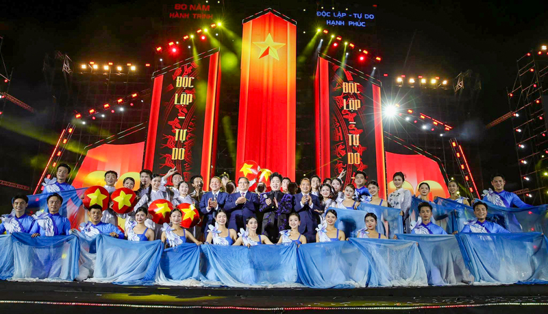 Lãnh đạo Đảng, Nhà nước chụp ảnh lưu niệm với các nghệ sĩ.