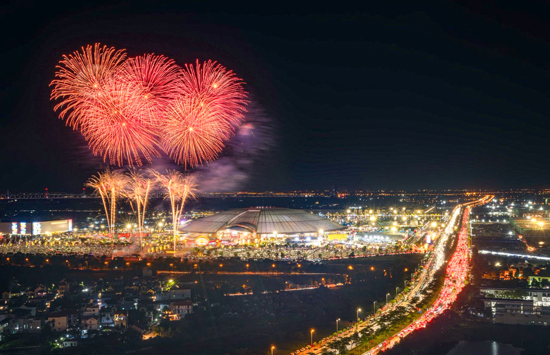 Màn pháo hoa khép lại triển lãm kéo dài gần 10 phút để lại nhiều cảm xúc cho người dân Thủ đô. Đây chính thức là hoạt động cuối trong chuỗi hoạt động kỷ niệm 80 năm ngày Quốc khánh 2/9.