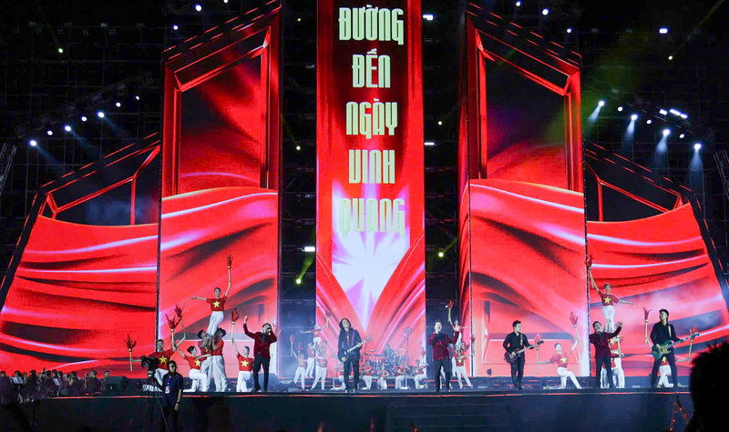 Chương 2 - “Tổ quốc tôi - Nơi triệu trái tim chung nhịp” - tôn vinh tinh thần đại đoàn kết dân tộc, nguồn sức mạnh tạo nên mọi thắng lợi. Qua những giai điệu “Nỗi đau giữa hòa bình”, “Tiến bước dưới quân kỳ”, “Việt Nam I Love”, “Nhớ mãi chuyến đi này”... do các nghệ sĩ Trọng Tấn, Tùng Dương, NSƯT Việt Hoàn, RHYDER, Bảo Anh... trình bày, khán giả được nhắc nhớ về sự gắn bó keo sơn, niềm tin và ý chí vượt qua gian khó để giành độc lập, thống nhất và phát triển.