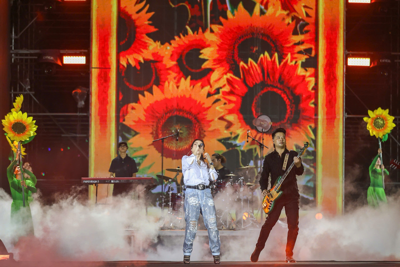 Các tiết mục tiếp nối như “Việt Nam trong tôi là - Hoa mặt trời”, “Việt Nam tử tế”, “Tôi là người Việt Nam”, “Dám khác biệt”, “Đường đến ngày vinh quang” với các nghệ sĩ Thu Minh, PiaLinh, (S)TRONG Trọng Hiếu... đã mang đến không gian âm nhạc vừa thiêng liêng vừa trẻ trung, gợi mở chiều sâu cảm xúc xen lẫn niềm tự hào dân tộc.