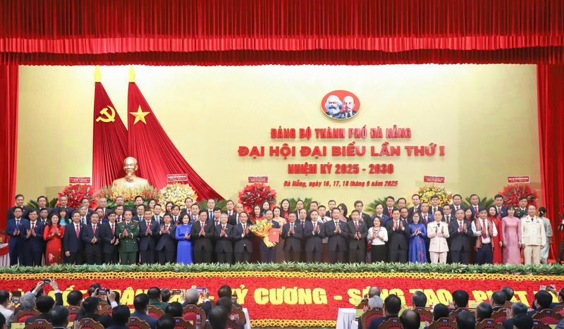 Ban Chấp hành, Ban Thường vụ Thành ủy Đà Nẵng khóa I, nhiệm kỳ 2025 - 2030 ra mắt Đại hội. Ảnh: Bình An.