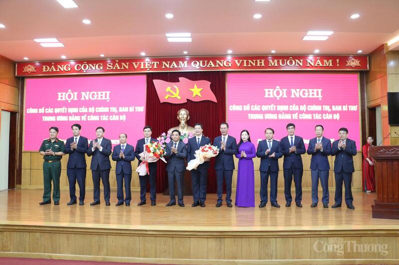 Các đồng chí lãnh đạo tỉnh Thanh Hóa tặng hoa chúc mừng 2 tân Phó Bí thư Tỉnh ủy Thanh Hóa