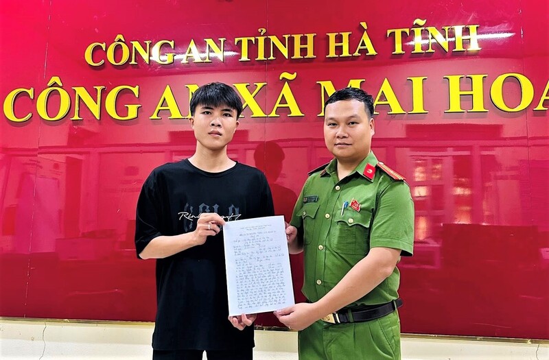 Em Nguyễn Hữu Thắng tình nguyện viết đơn xin gia nhập quân ngũ. Ảnh: Công an xã Mai Hoa