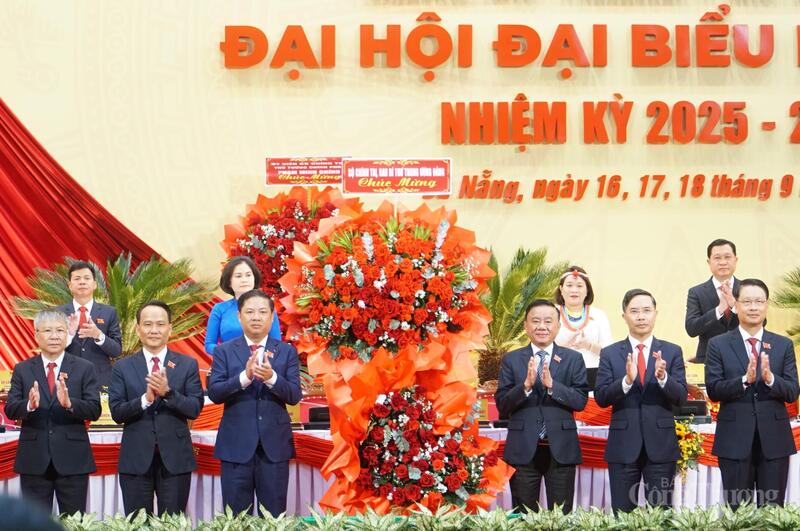 Ủy viên Bộ Chính trị, Thường trực Ban Bí thư Trần Cẩm Tú thay mặt Bộ Chính trị, Ban Bí thư Trung ương Đảng tặng hoa chúc mừng Đại hội đại biểu Đảng bộ Đà Nẵng lần thứ I, nhiệm kỳ 2025 - 2030